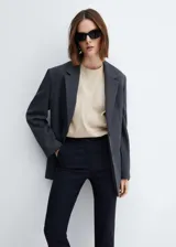 Remera color beige de algodón, con cuello redondo y mangas cortas. Corte recto y calce regular.