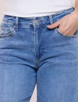 Jean de tiro alto y pierna ancha de denim azul oscuro, con cinco bolsillos y pretina trasera elastizada.
