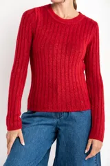 Sweater de punto rojo, de manga larga y cuello redondo, con textura acanalada vertical y calce ajustado al cuerpo.