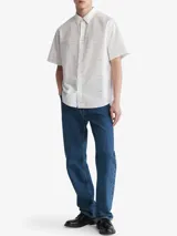 Camisa blanca de manga corta con estampado de líneas horizontales azules y logos de Calvin Klein.
