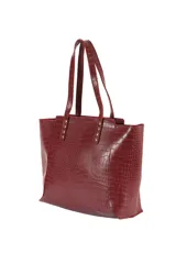Cartera tipo tote bag de cuero sintético con relieve tipo cocodrilo, color bordó, con doble asa de hombro y detalles de tachas metálicas doradas en la base de las asas.