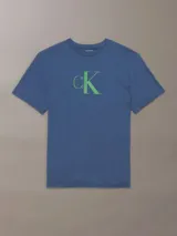 Remera de manga corta Calvin Klein con cuello redondo y corte regular. Presenta el monograma de la marca estampado en el centro del pecho en color verde.