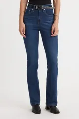 Jeans de tiro alto, ajustados en cadera y muslos, con pierna acampanada.
