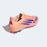 Championes de fútbol Adidas F50 Club, color naranja salmón con tres franjas y detalles en azul oscuro. Cuentan con suela con tapones para césped natural seco y artificial.