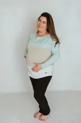 Remera de embarazo y lactancia con diseño innovador y funcional en distintas piezas de telas y colores.