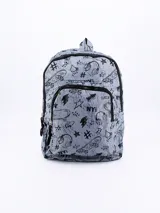 Mochila urbana de color gris con estampado gráfico estilo doodle que incluye dibujos de patinetas, auriculares, estrellas y texto. Cuenta con un compartimento principal amplio y un bolsillo frontal con cierre.