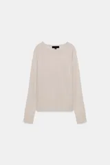 Jersey de punto color marrón topo, de manga larga y corte recto, con cuello redondo ribeteado con hilo brillante.