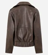 Campera de cuero sintético color marrón oscuro, con diseño de cuello blazer, cierre frontal cruzado, mangas largas estructuradas y ruedo con elástico fruncido.