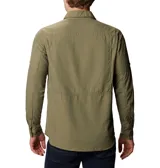 Camisa de manga larga Columbia, color verde oliva, confeccionada en tejido técnico con tecnología Omni-Wick para absorción de humedad y Omni-Shade con protección solar UPF 50. Presenta cuello clásico, cierre frontal con botones, dos bolsillos frontales con solapa y mangas enrollables con soportes.