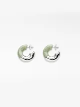Aros tipo argolla irregulares, mitad superior en resina verde jaspeada y mitad inferior en metal plateado.