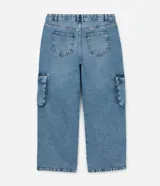 Pantalón wide leg de jean azul con bolsillos cargo laterales y recortes.