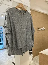 Remerón manga corta confeccionado en morley de viscosa con terminación de la espalda en pico.