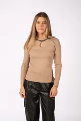 Sweater negro de tejido de punto acanalado, con ajuste al cuerpo, mangas largas y detalle de abertura tipo gota en el escote.