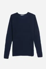 Sweater azul marino de punto con cuello redondo y mangas largas ranglán.