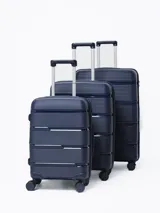 Valija rígida de viaje color azul marino con diseño de líneas horizontales. Cuenta con manija extensible, cuatro ruedas con giro de 360°, cierre con combinación numérica y organizadores internos.