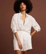 Short blanco de cintura alta confeccionado en laise con bordados calados.