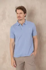 Remera polo de piqué color celeste, con cuello clásico, cierre frontal de tres botones y logo bordado en el pecho.
