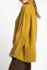 Sweater celeste de punto con cuello alto y mangas largas.