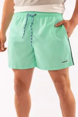 Short de baño azul con cintura elástica y cordón ajustable. Tiene dos bolsillos laterales y un bolsillo trasero.