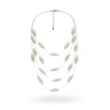 Collar de múltiples hilos con cuentas tubulares de acabado perlado. Presenta un diseño en capas con cierre de mosquetón y cadena de ajuste.