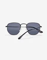 Gafas de sol unisex con montura metálica negra y lentes grises polarizadas.