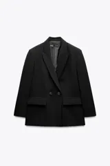 Blazer de corte oversize con cuello solapa, manga larga con hombreras y cierre frontal cruzado con botones. Cuenta con bolsillos delanteros con solapa.