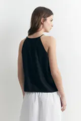 Top halter color naranja de lino con breteles finos y corte holgado.