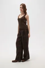 Musculosa de tejido de punto con escote en V, sin mangas y corte al cuerpo.