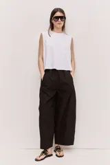 Musculosa blanca de corte cropped y recto, con cuello redondo y hombros estructurados.