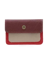 Porta documentos de cuero vacuno con diseño tricolor en tonos rojo, bordó y beige. Cuenta con un bolsillo frontal para tarjetas o documentos y cierre con botón a presión metálico.