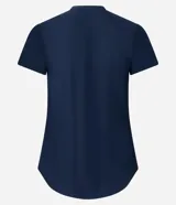 Remera deportiva de manga corta color azul marino con diseño de ondas y detalles estampados en tonos rosados y celestes. Confeccionada en microfibra de poliéster y elastano, de secado rápido y corte entallado.