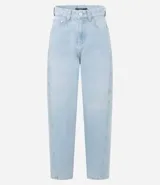Pantalón de jean con corte new carrot, de cintura alta y estructura firme. Presenta un diseño con volumen en la cadera que se afina hacia el bajo, con bolsillos funcionales y costuras visibles.