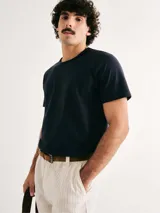 Camiseta de manga corta con cuello redondo y corte ajustado, confeccionada en tejido de algodón liso.