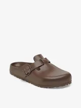 Zuecos Boston de EVA color marrón, con hebilla ajustable en el lateral y suela texturizada.