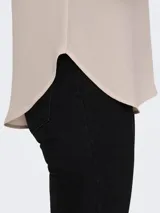 Camiseta básica negra de manga corta, con cuello redondo y diseño de espalda más larga.