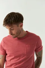 Remera de hombre color ladrillo, lisa, de corte regular, con bolsillo en el pecho, manga corta y cuello redondo. Confeccionada en algodón.