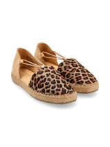 Alpargata urbana de yute con diseño animal print de leopardo en la parte delantera y talón en cuero color tostado. Cuenta con tiras elásticas de ajuste sobre el empeine.