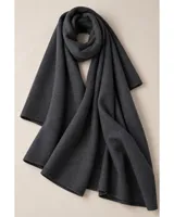 Bufandón de lana lambswool color gris oscuro, suave y liviano, de diseño amplio y versátil que permite usarlo como ruana.