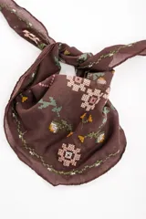 Bandana de algodón color marrón con diseño bordado en punto cruz con motivos florales y geométricos.