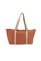 Bolso tote color ladrillo con asas de hombro de cinta gross beige y bolsillo frontal con botón a presión.