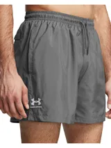 Short deportivo Under Armour de corte clásico, confeccionado en tejido ligero y resistente de secado rápido. Presenta cintura elástica con cordón exterior, bolsillos laterales, bolsillo trasero con cierre y aberturas laterales en el bajo. Incluye forro interior de malla y logo de la marca en el lateral.