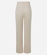 Pantalón flare color crema confeccionado en algodón con viscosa certificada, forro en fleece y cintura elástica.