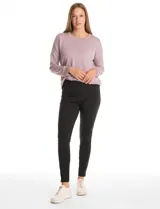 Legging de tiro alto con cintura ancha modeladora y faja interna de compresión. Confeccionado en tejido premium con elasticidad en cuatro direcciones y pierna entallada.