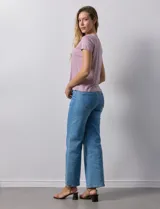 Remera azul marino de algodón y viscosa, de corte clásico y manga corta.