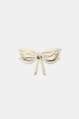 Top de bikini color beige, con aros estructurados, escote corazón, fruncidos en las copas y tiras dobles ajustables con lazo en la espalda.