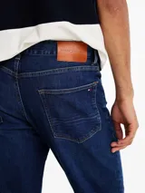 Jean de corte recto color azul oscuro, con cinco bolsillos y cierre de cremallera con botón.