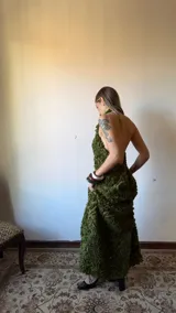 Vestido largo verde militar con cuello halter, espalda descubierta y textura tridimensional con diseño floral irregular.
