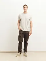 Remera verde militar de manga corta y cuello redondo.