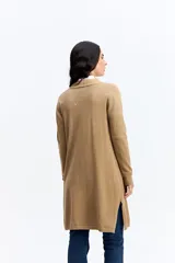 Saco tipo cárdigan largo de punto, color beige, con frente abierto, mangas largas con puños acanalados y bolsillos frontales aplicados.