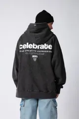 Buzo tipo canguro con capucha, de corte oversize y confeccionado en frisa rústica con efecto lavado. Presenta bolsillo frontal tipo canguro y estampado con texto en el pecho.